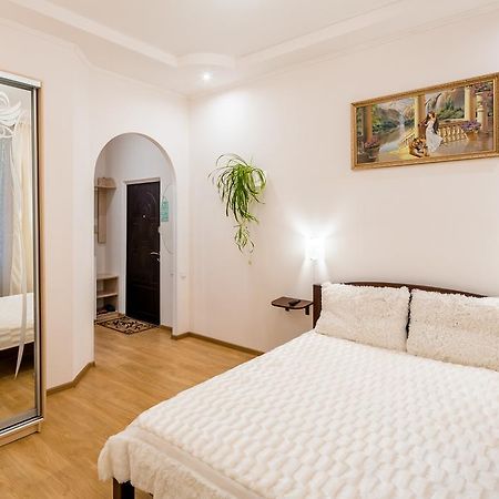 Apartment On Khmelnytskogo Street Львів Екстер'єр фото