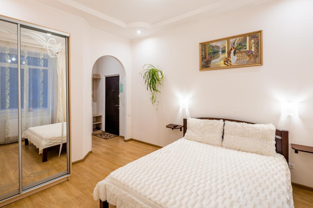 Apartment On Khmelnytskogo Street Львів Екстер'єр фото