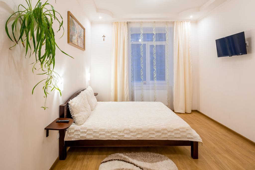 Apartment On Khmelnytskogo Street Львів Екстер'єр фото