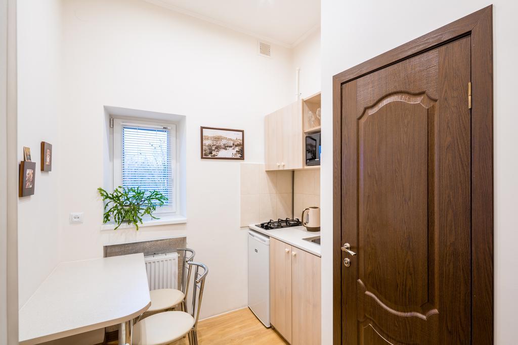 Apartment On Khmelnytskogo Street Львів Екстер'єр фото
