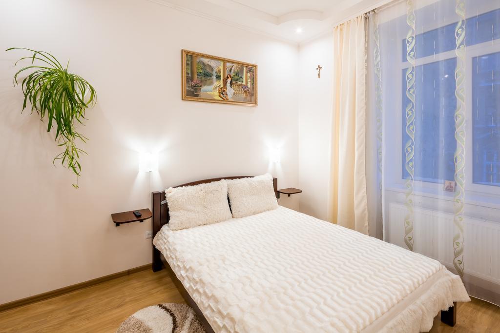Apartment On Khmelnytskogo Street Львів Екстер'єр фото